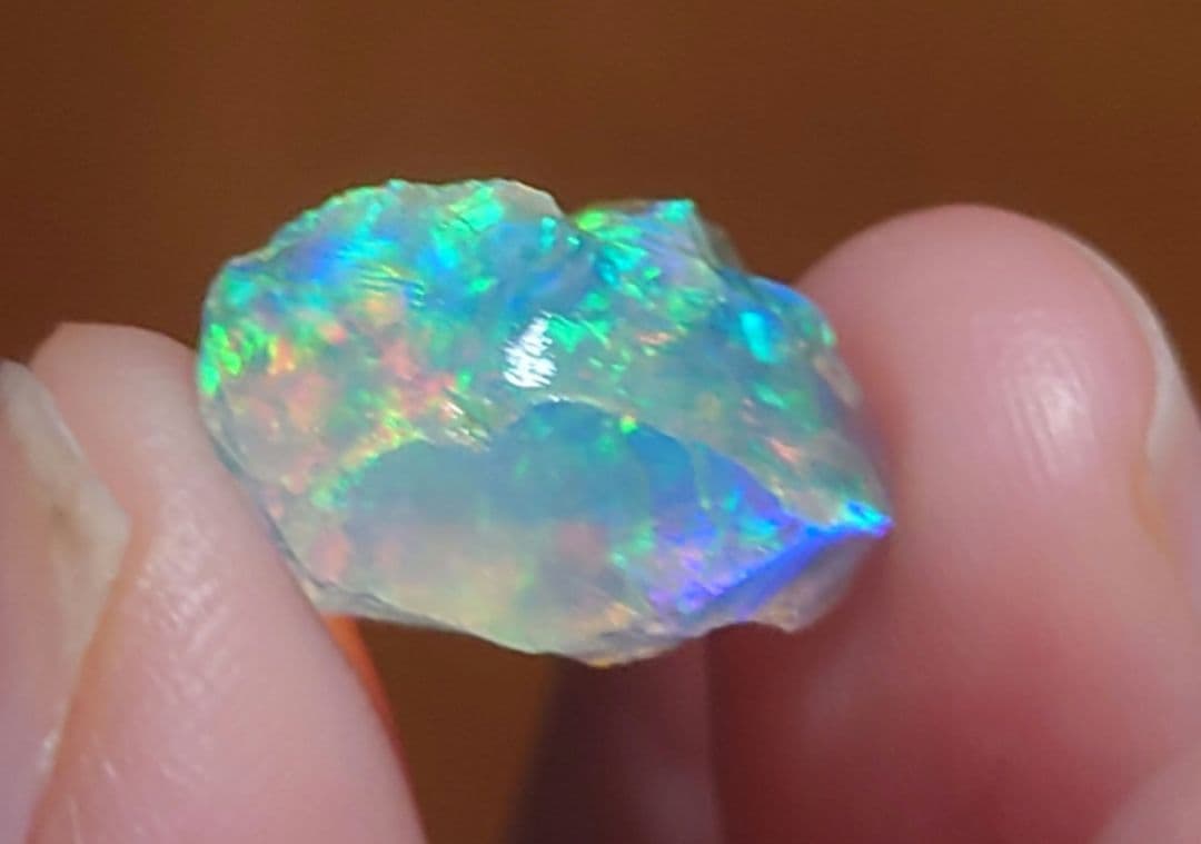 エチオピアウェロ産　チョーク　オパール　鉱物標本　原石　虹色