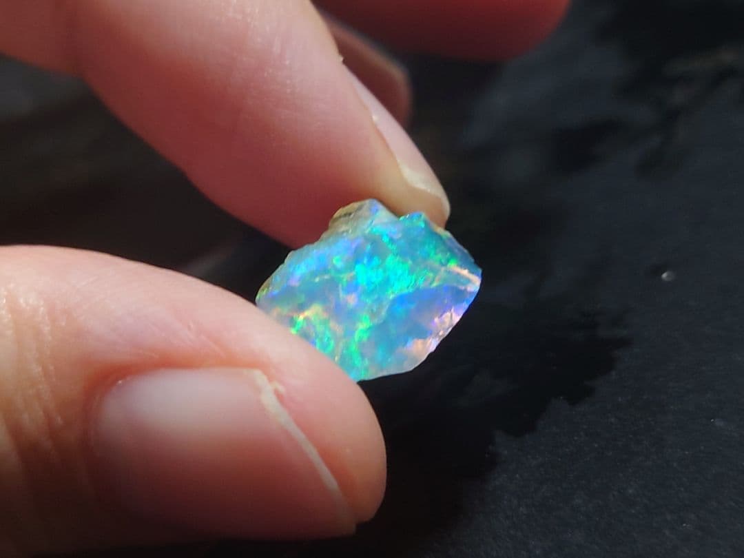 エチオピアウェロ産　チョーク　オパール　鉱物標本　原石　虹色