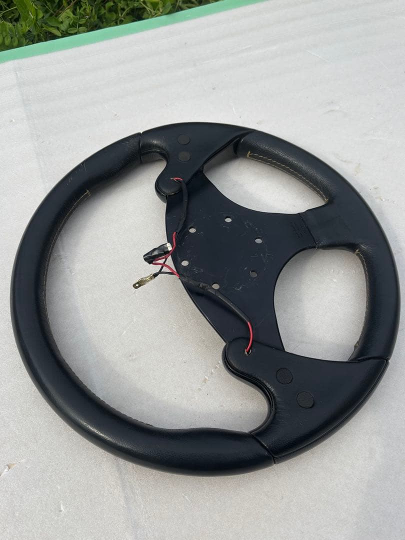 momo ステアリング　Ｆ１タイプ　ホーンボタン2個タイプ