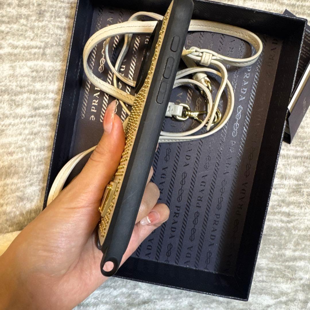 お値下げありPRADA スタッズ付きiPhone16proケース　レシートあり