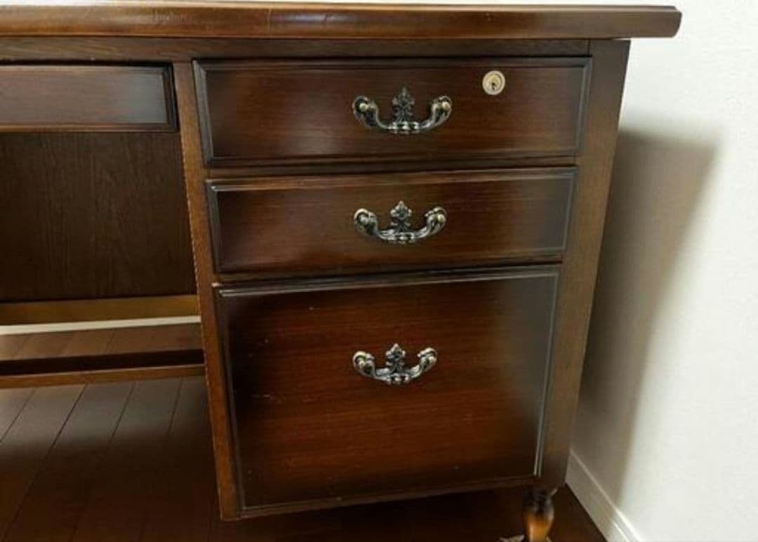 ​【関東圏限定お届け】 karimoku カリモク コロニアル調 書斎机 鍵付