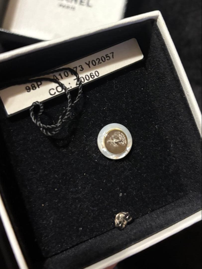 CHANEL 片耳用ピアス ホワイト