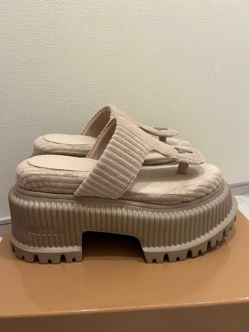 YELLO 厚底サンダル ベージュ