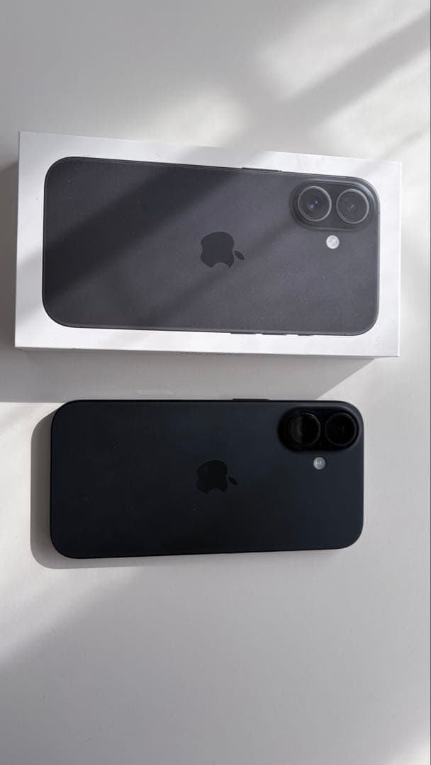 Apple iPhone 16ブラック 本体　SIMフリー 美品