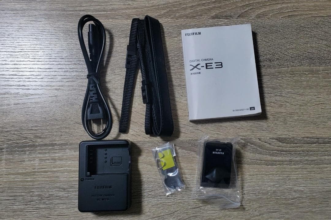 FUJIFILM XE3＋ズームレンズ＋マニュアルレンズ３本おまけ付き