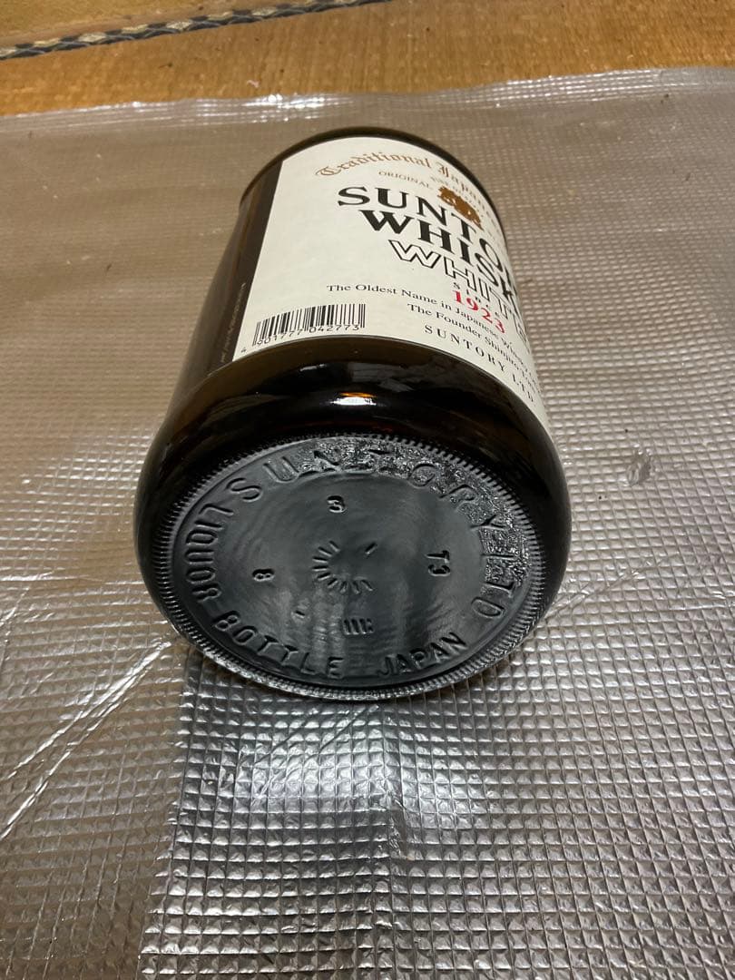 SUNTORY・WHISKY・WHITE。since 1923 1920ml。