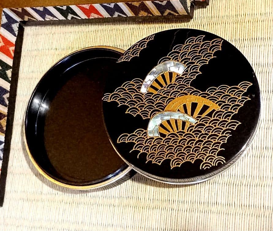 茶道具　香合　片輪波　青貝　蒔絵　宗賀造　共箱