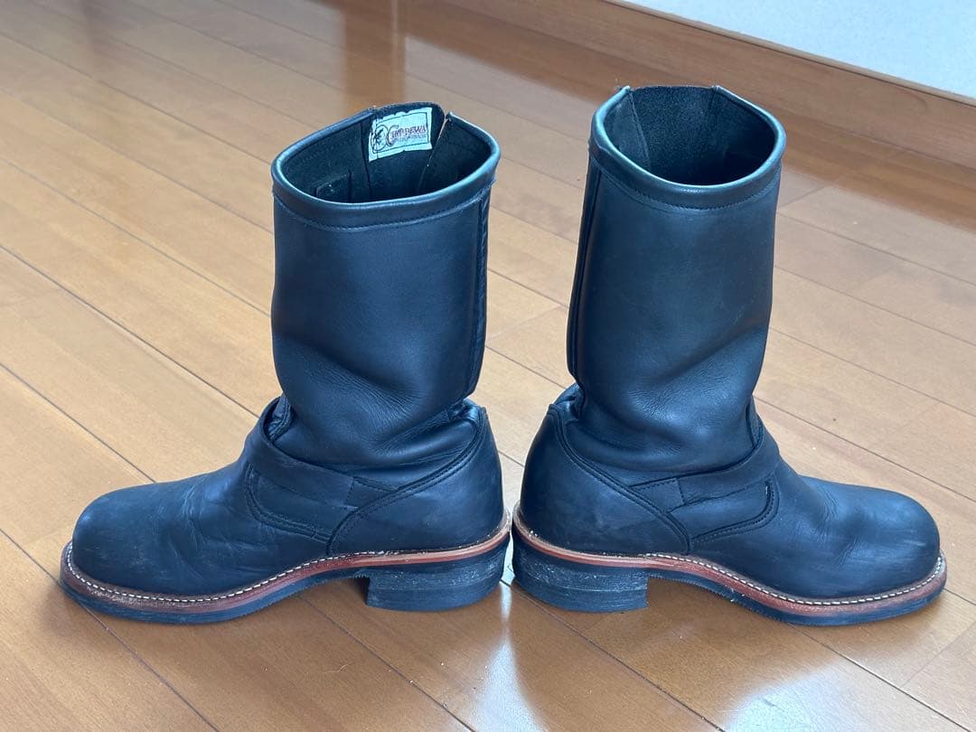 黒いレザーエンジニアブーツ