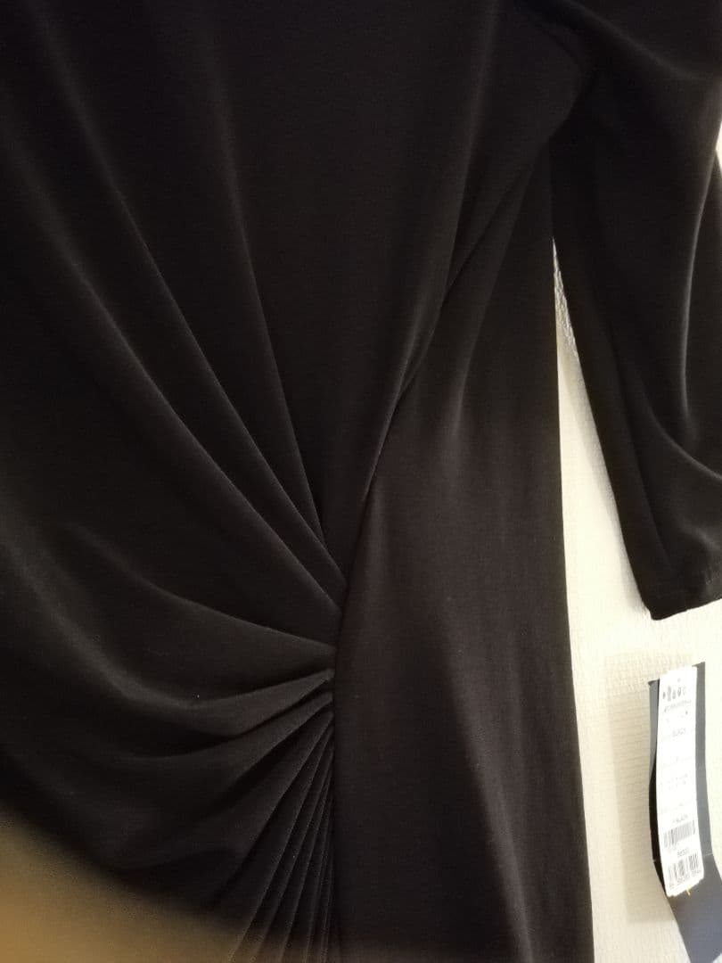 前後Vネックパフスリーブ、スレンダー でスタイリッシュなワンピースドレス♪新品