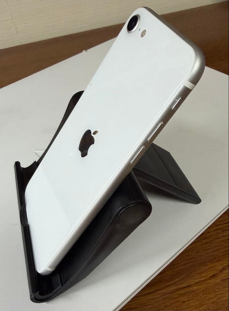 ★美品 iPhone SE 第2世代 SIMロックなし　ホワイト 64GB 本体