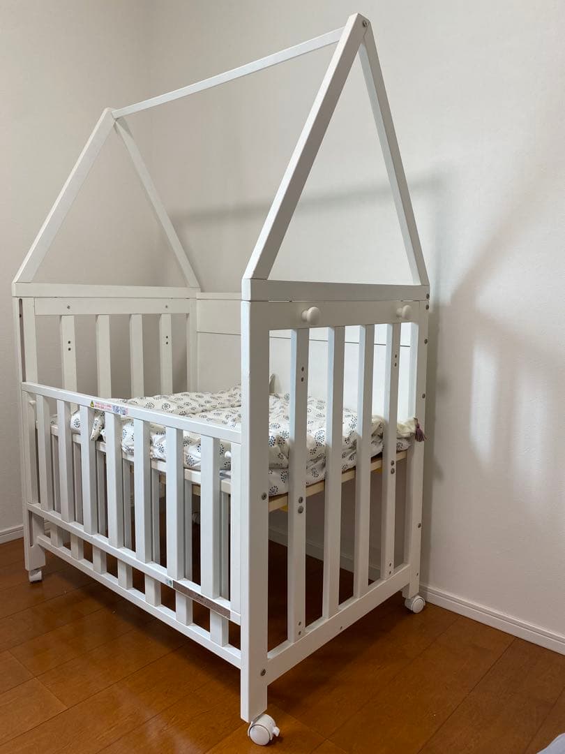 ディモワ 10mois キャノピー付きベビーベッド、布団付き