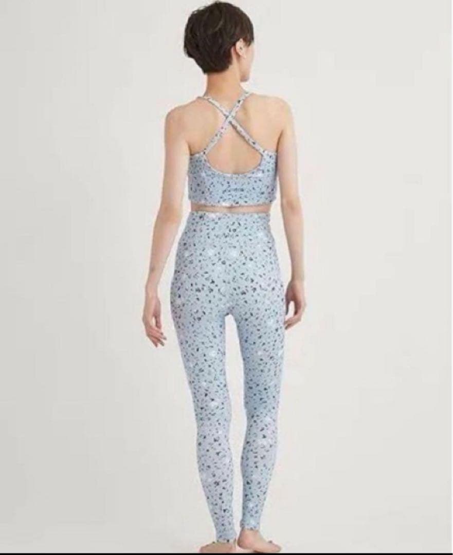 新品　emmi yoga　エミヨガ　ヨガウェアUVカット　吸水速乾　水色　M-L