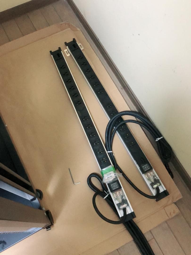 サーバーラック 19インチ 24U サンワ製 棚板・PDU【引き取り限定・大阪】