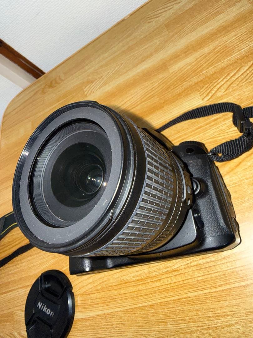 Nikonデジタル一眼レフカメラ、Nikonレンズ付き、液晶ディスプレイ搭載。