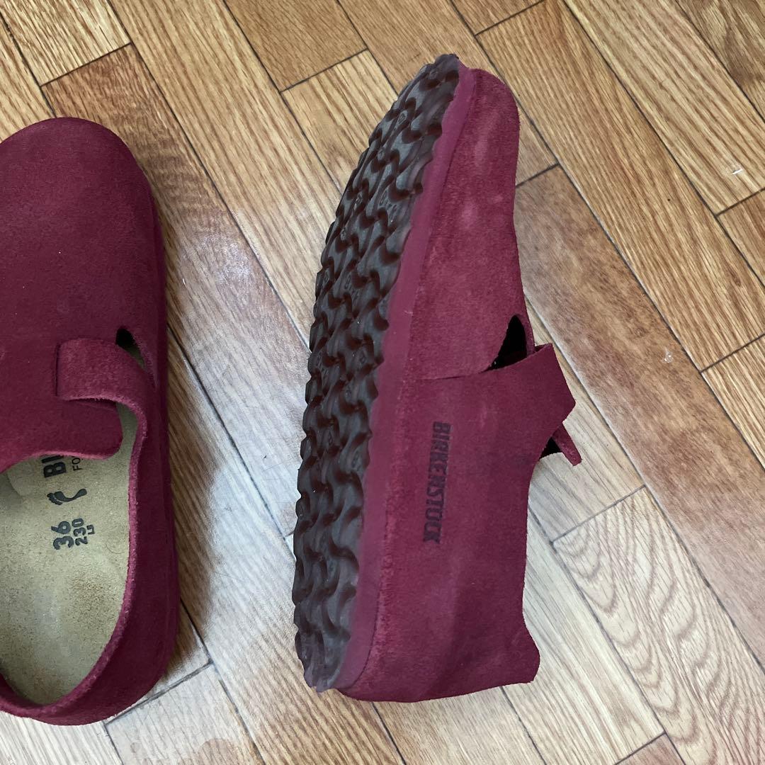 赤いスエードサボサンダル