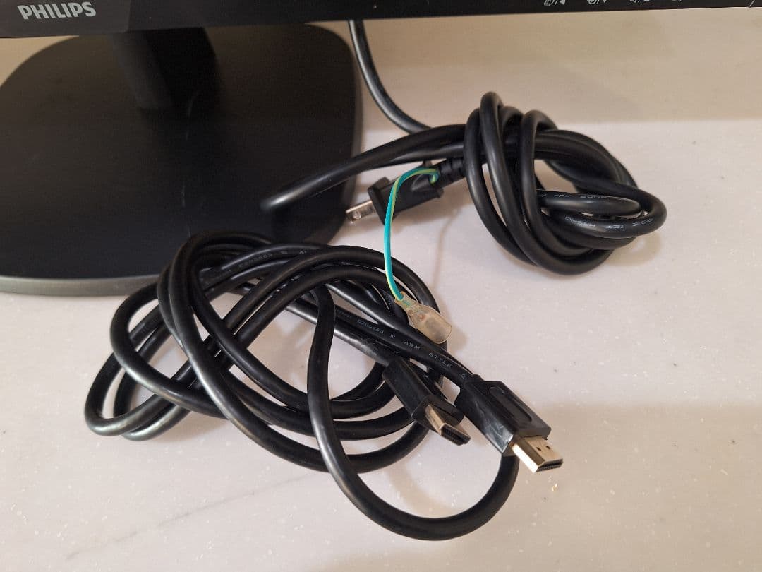 PHILIPS 273V7Q　27インチモニター　内蔵スピーカーあり　ps4対応