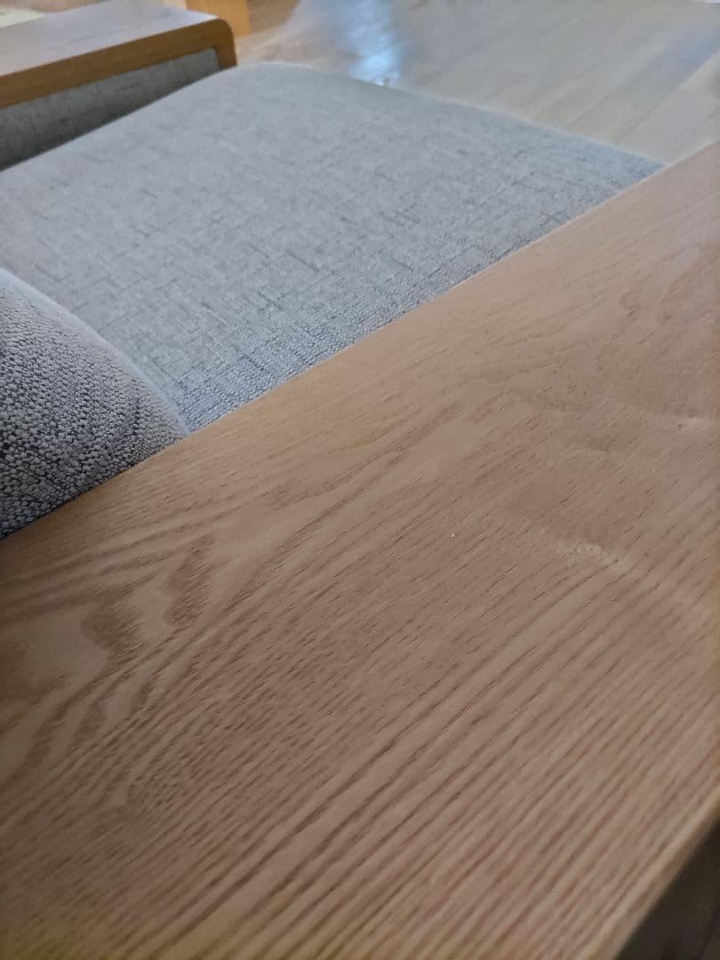 ソファ1人用。重厚感でありナチュラルであり。天然木好きや本物志向の方に。