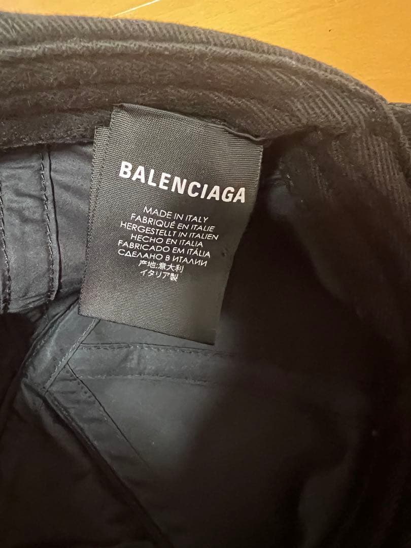 BALENCIAGA ブラックキャップ レインボーロゴ