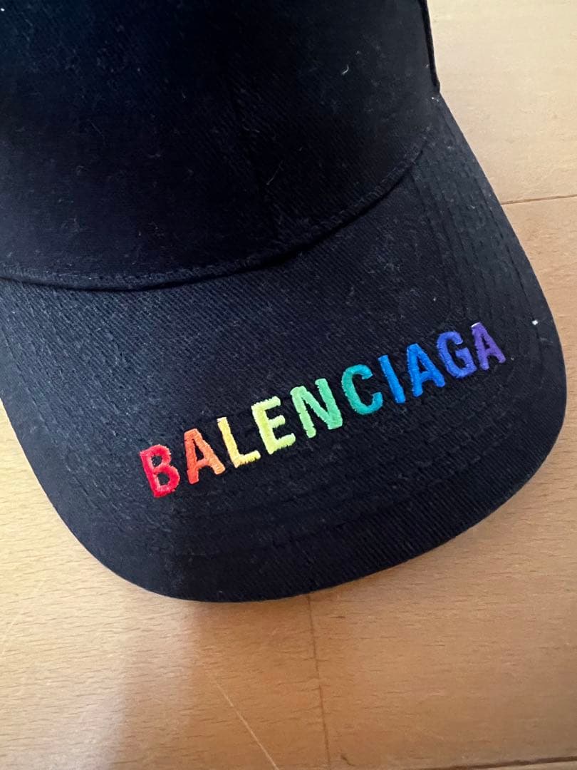 BALENCIAGA ブラックキャップ レインボーロゴ