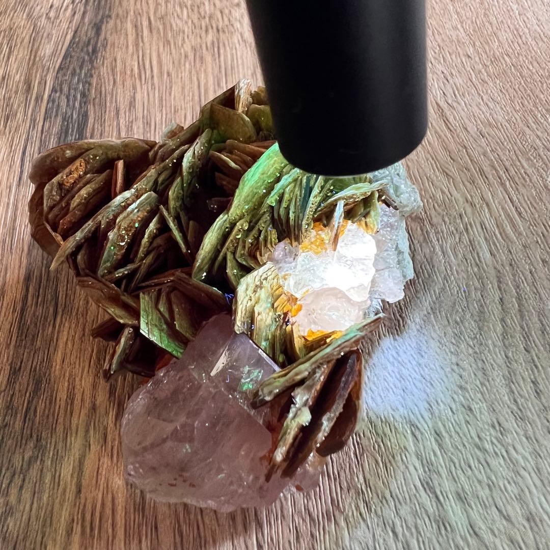 蛍光 ピンク アパタイト マスコバイト 共生 鉱物 標本 原石 フルオレッセンス