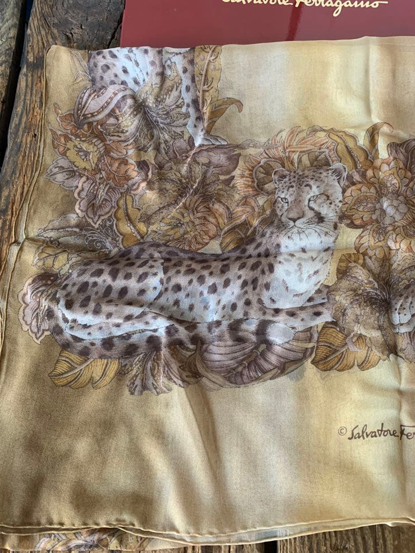 未使用品　サルヴァトーレフェラガモ 豹大判ストールスカーフ　長方形