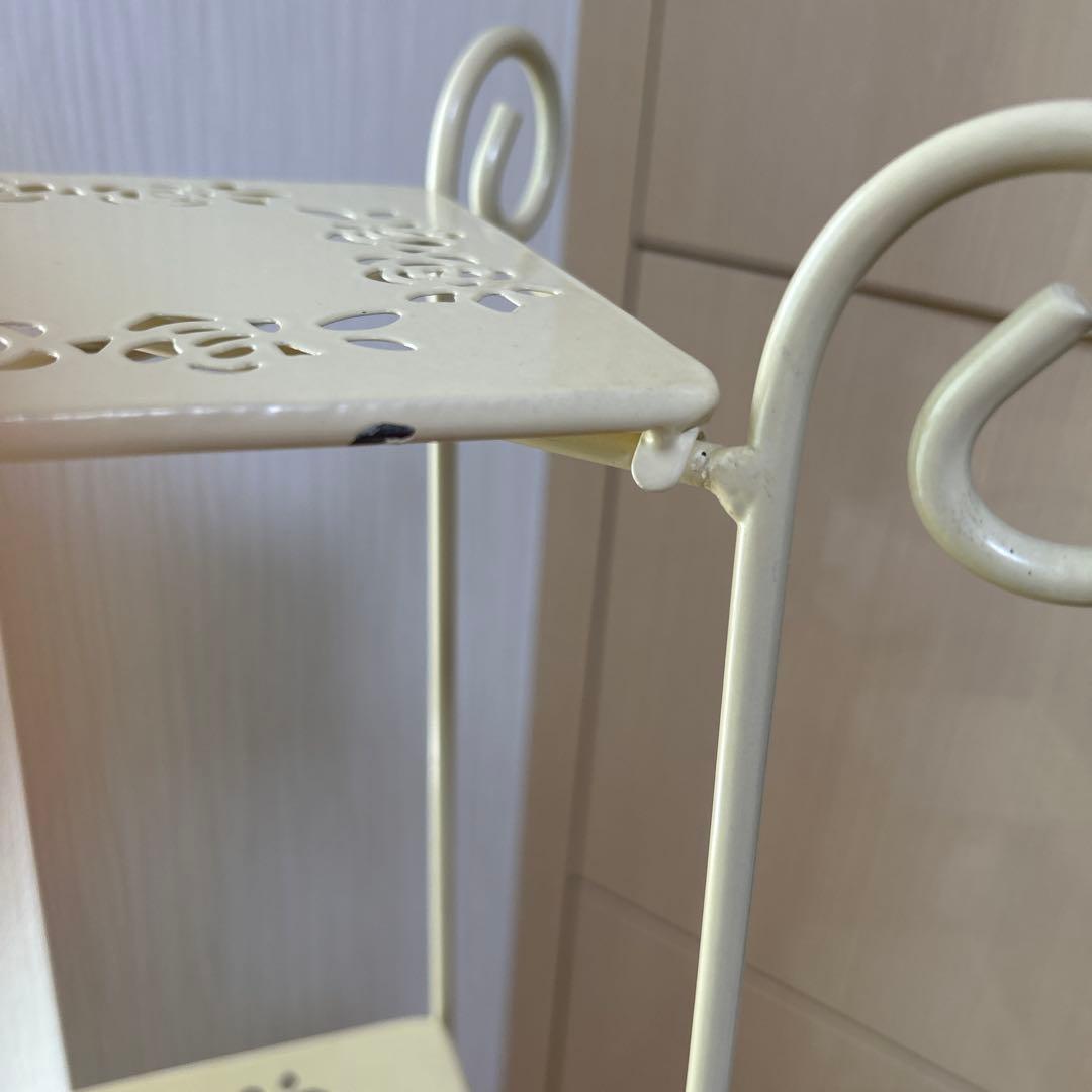 イマン アイアン ローズ 4段シェルフ ラック クリーム色　飾り棚 スタンド