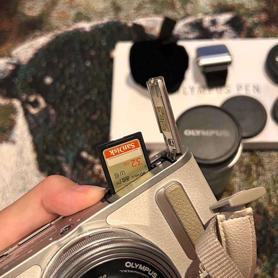 OLYMPUS PEN E-PL8 ホワイト ダブルズームキット　ミラーレス