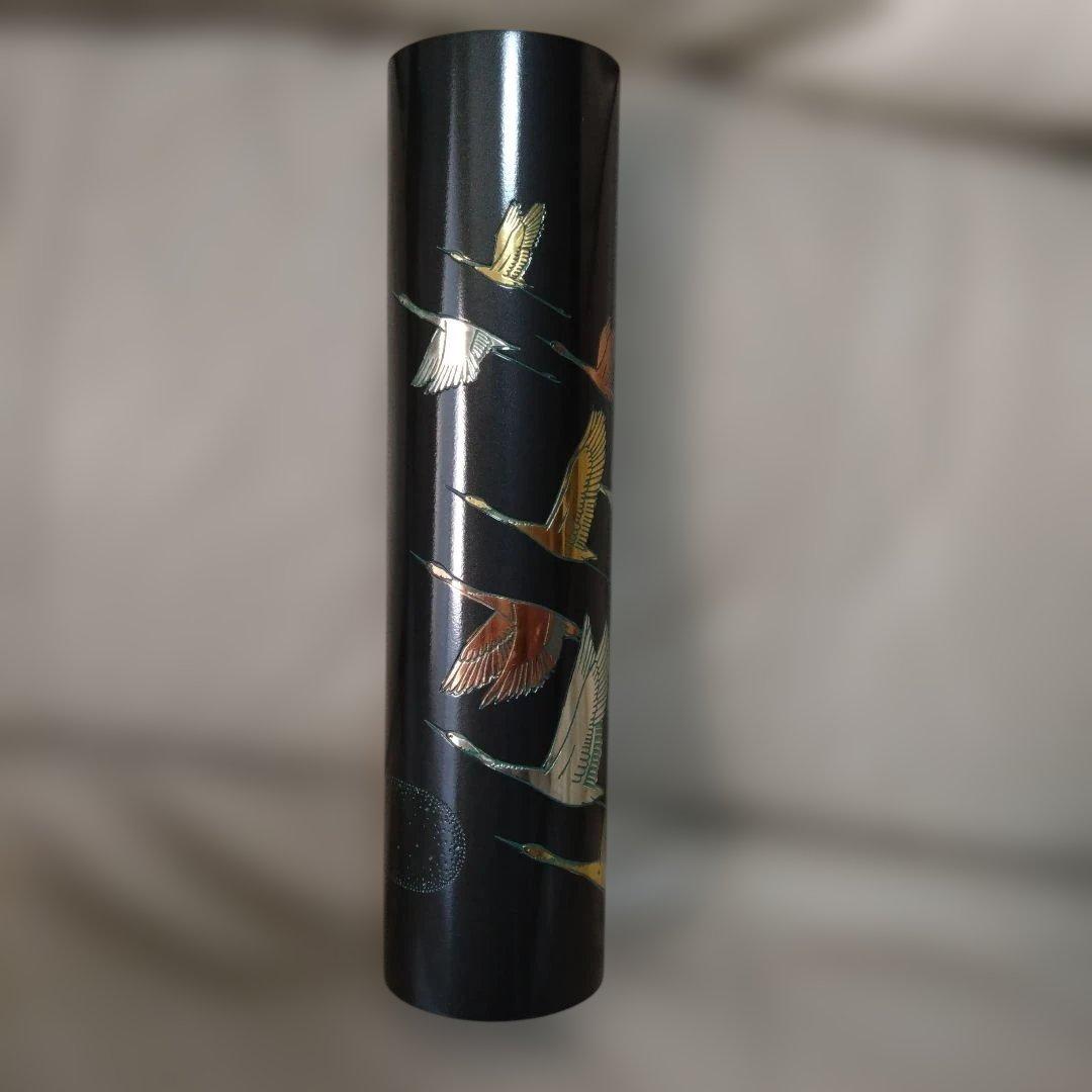 黒い花瓶 飛ぶ鶴のデザイン