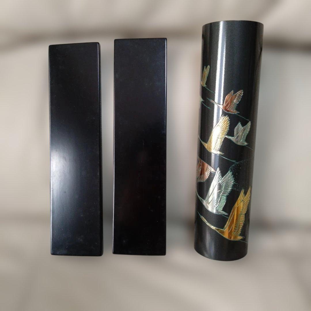 黒い花瓶 飛ぶ鶴のデザイン