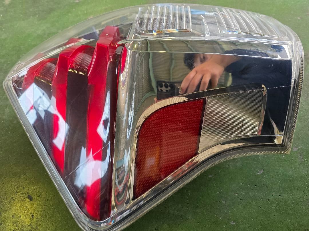 テールライト プリウスα‬ 後期型 左側 小傷割れあり