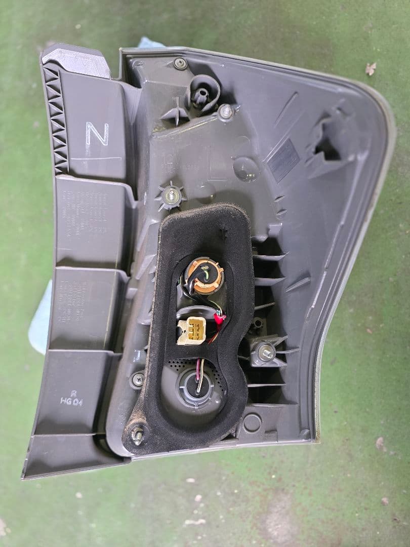 テールライト プリウスα‬ 後期型 左側 小傷割れあり