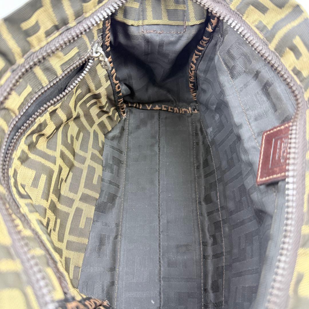 FENDI フェンディ　ショルダーバッグ　キャンバス　ズッカ　ロゴ　ストラップ