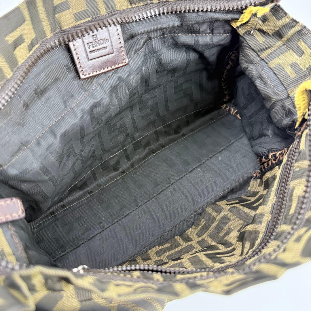 FENDI フェンディ　ショルダーバッグ　キャンバス　ズッカ　ロゴ　ストラップ