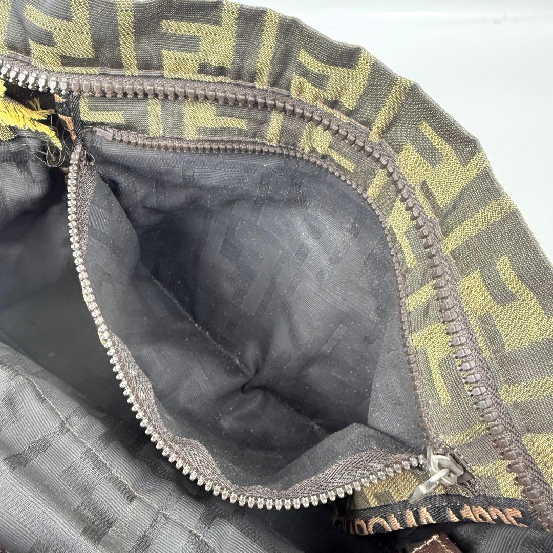 FENDI フェンディ　ショルダーバッグ　キャンバス　ズッカ　ロゴ　ストラップ