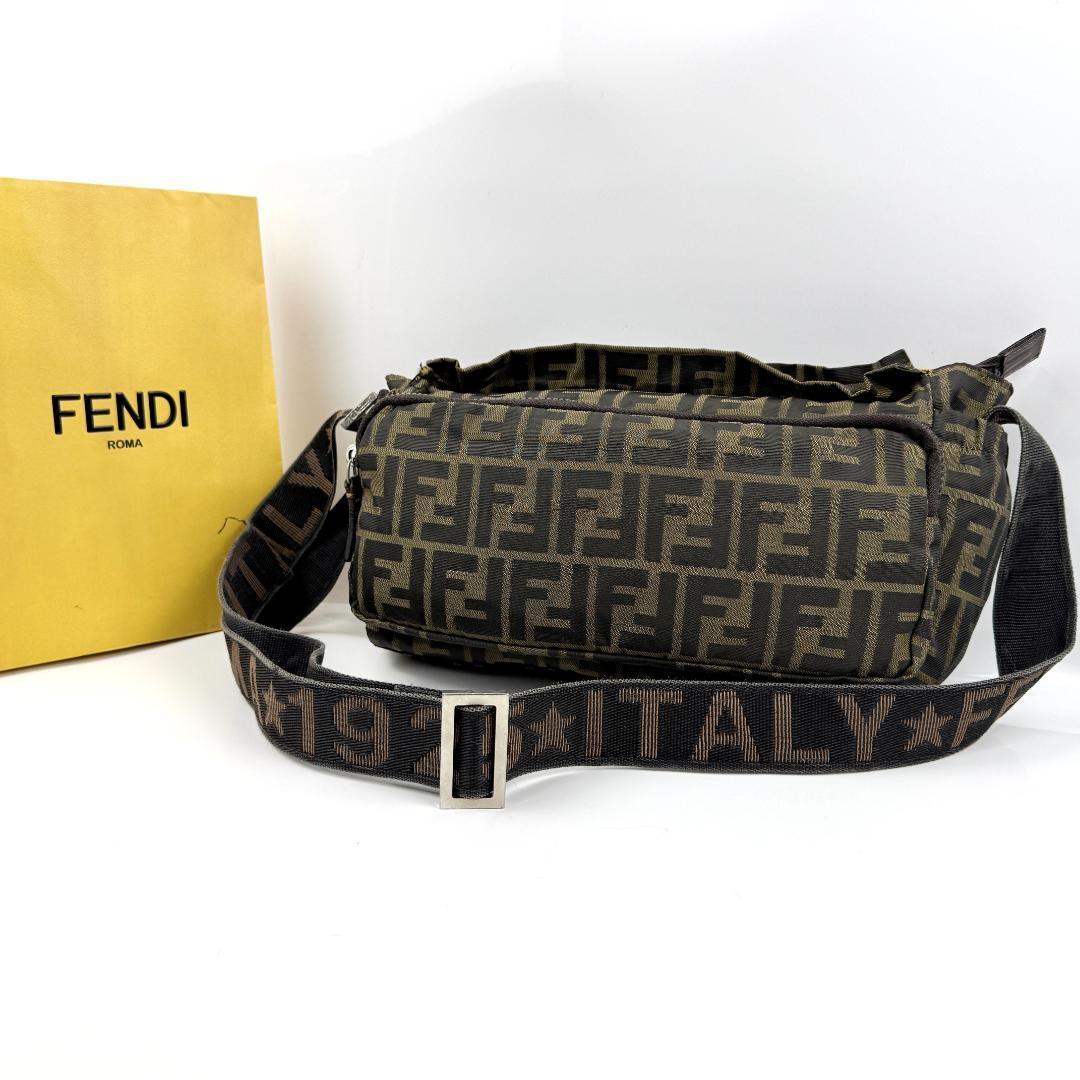 FENDI フェンディ　ショルダーバッグ　キャンバス　ズッカ　ロゴ　ストラップ