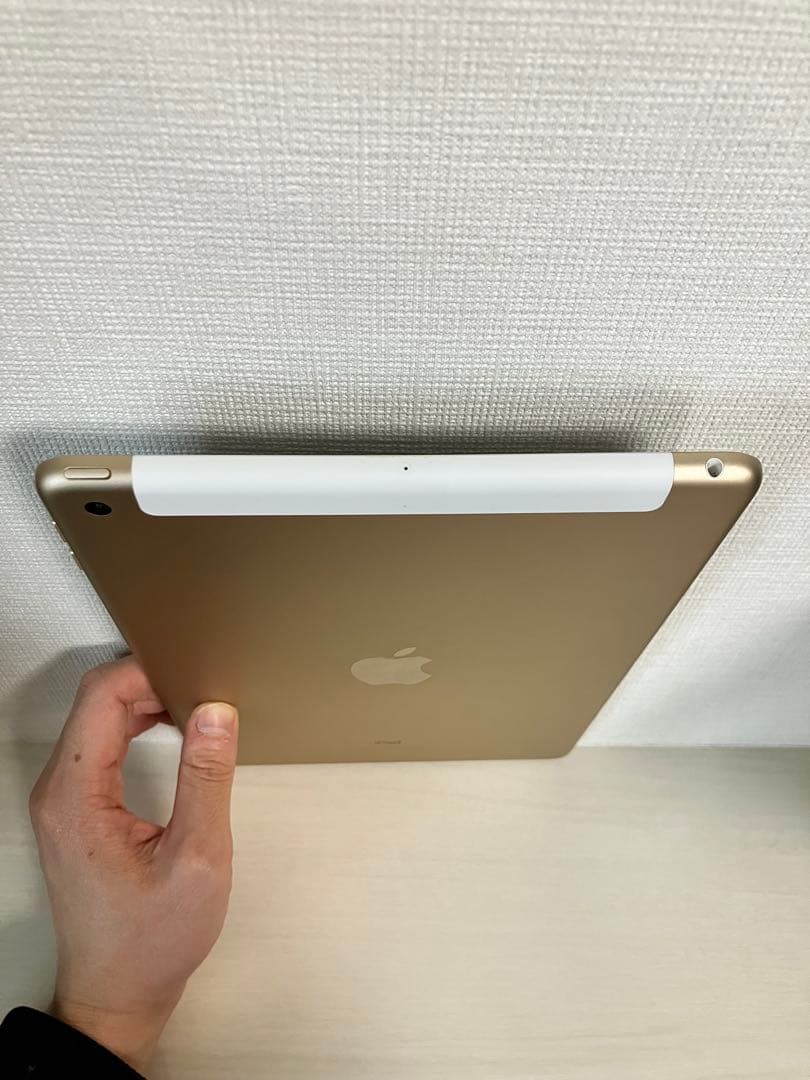 iPad第5世代(A1823)本体32GB送料込 ゴールド スタンドカバー付き