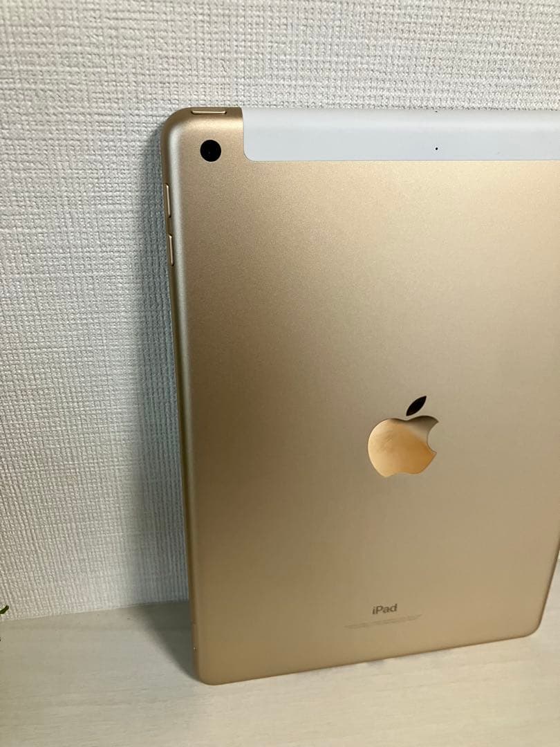iPad第5世代(A1823)本体32GB送料込 ゴールド スタンドカバー付き