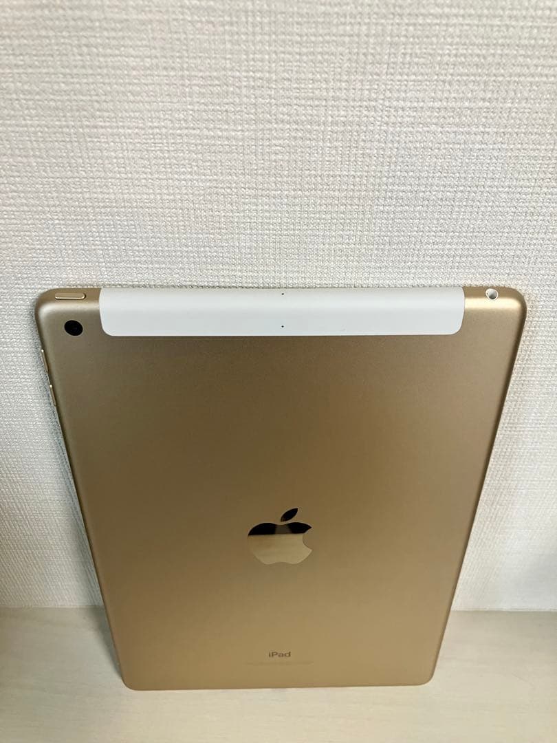 iPad第5世代(A1823)本体32GB送料込 ゴールド スタンドカバー付き