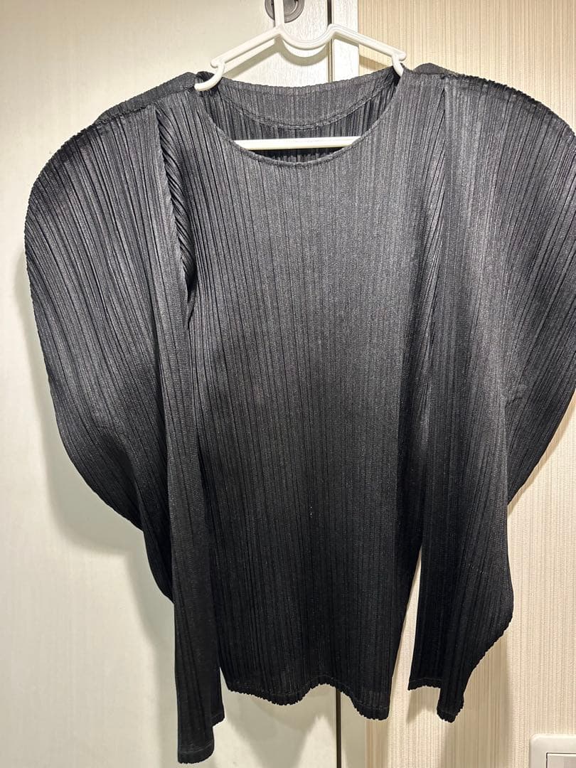 黒いプリーツバルーンスリーブシャツ