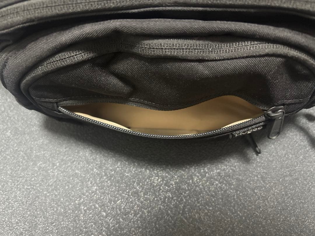 Hugoo ヒップシート　ブラック×ベージュ　ハグー