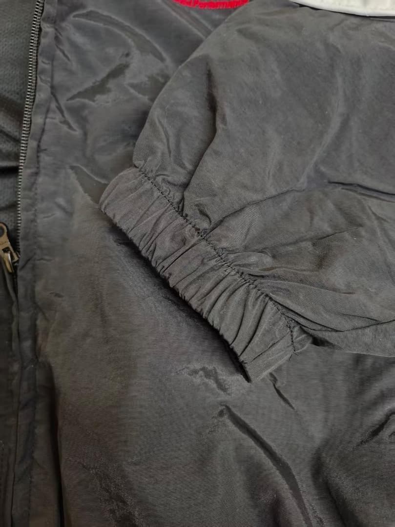 ナイロンのジャケットは黒Mです