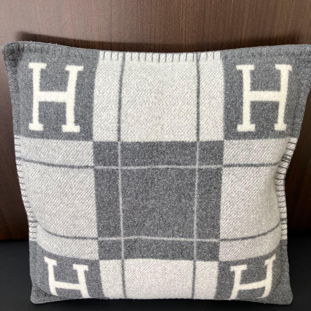 エルメス アヴァロン3 クッション　グレー