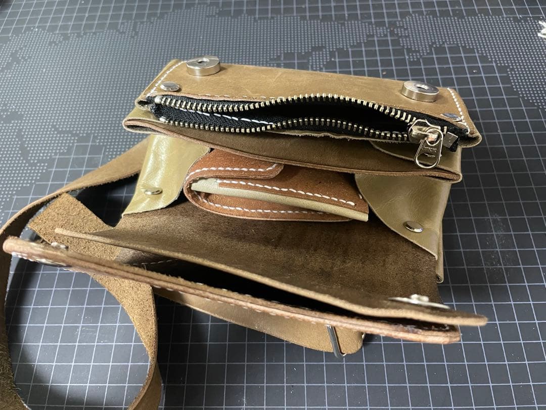 ボディバッグ　ショルダーバッグ　ホーウィン社製　馬革　イタリアンレザー　革製品