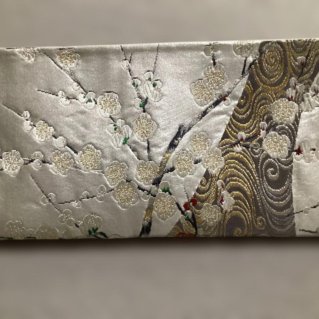 高級袋帯　唐織　シルバーの正絹の生地に刺繍のような浮き上がった紅白の梅　逸品