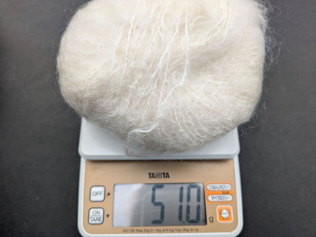 パリジェンヌの編みもの　 食器模様のロピ風セーター 毛糸／書籍セット