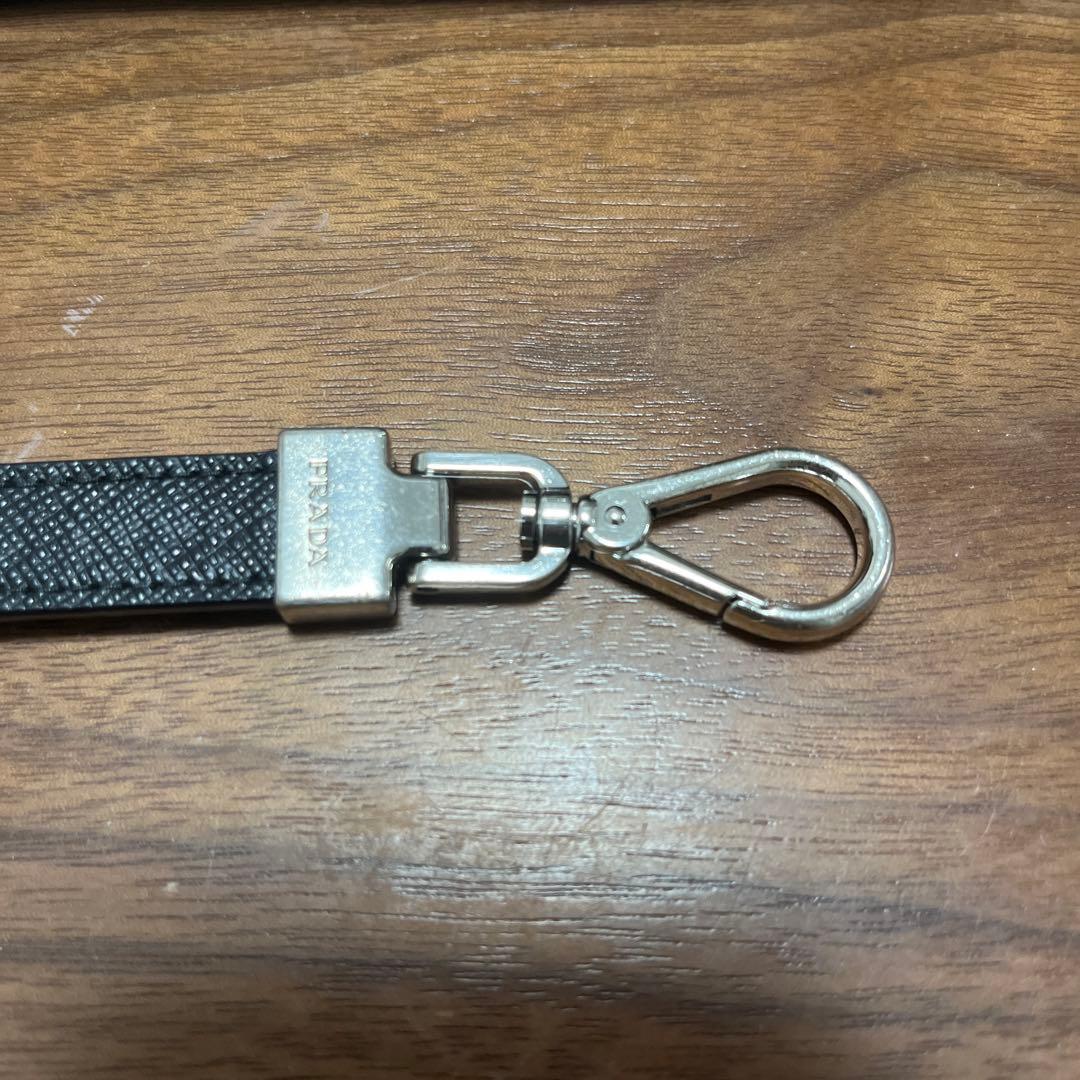 PRADA 黒レザー キーホルダー