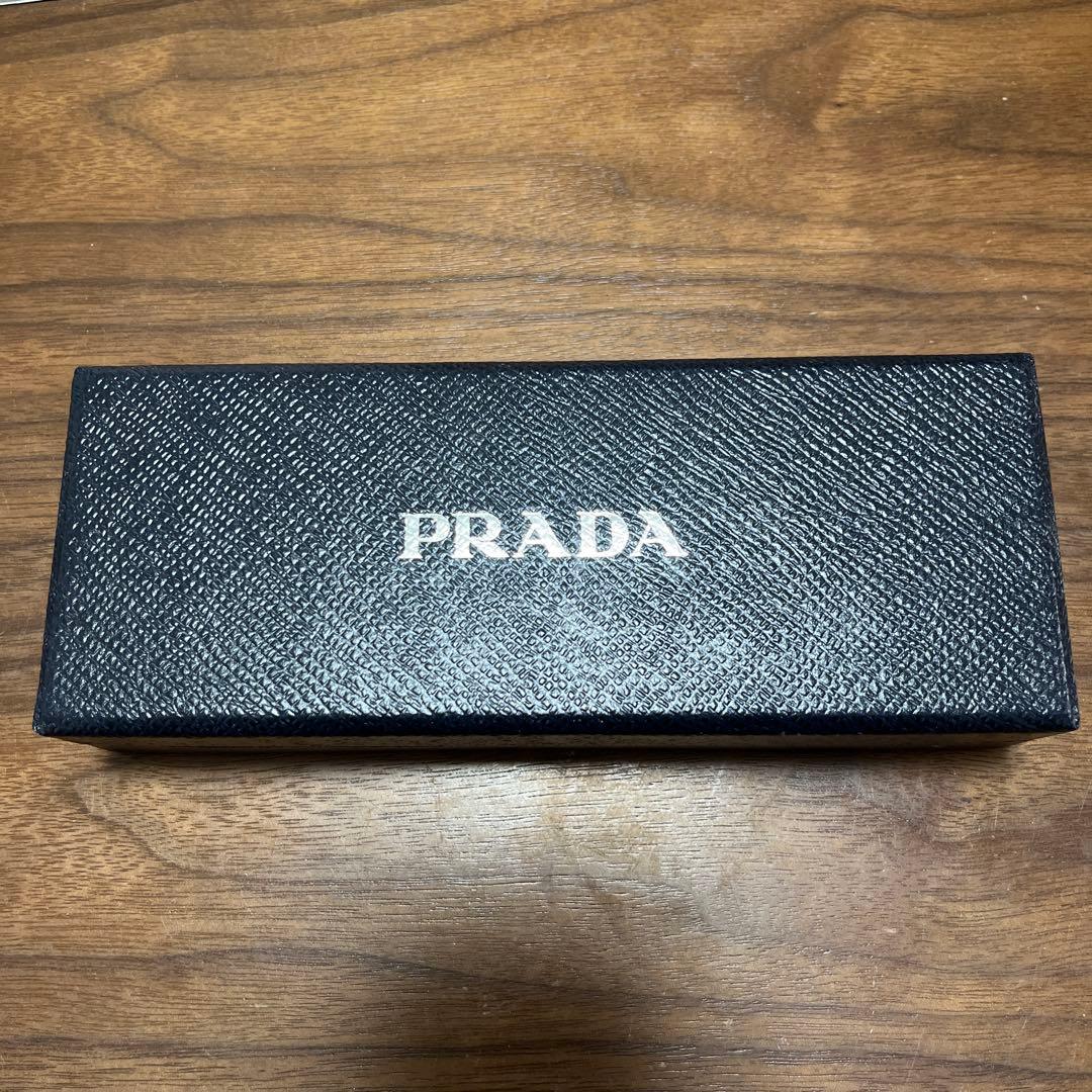 PRADA 黒レザー キーホルダー