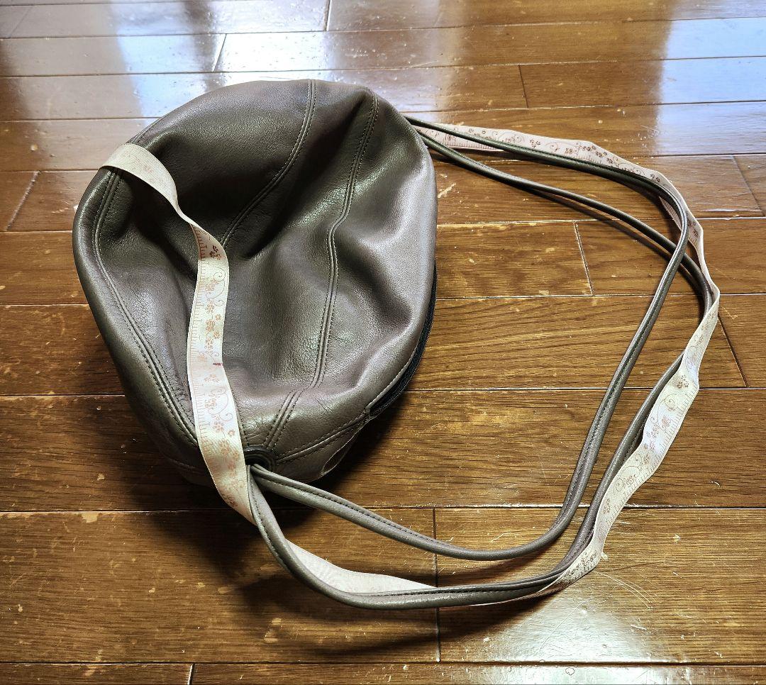 ヨーガンレール　ラグビーボールショルダーバッグ　グレージュ