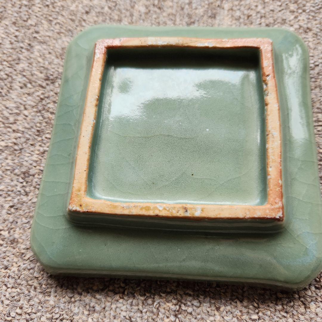 古九谷青磁陽刻牡丹蝶雷紋角皿