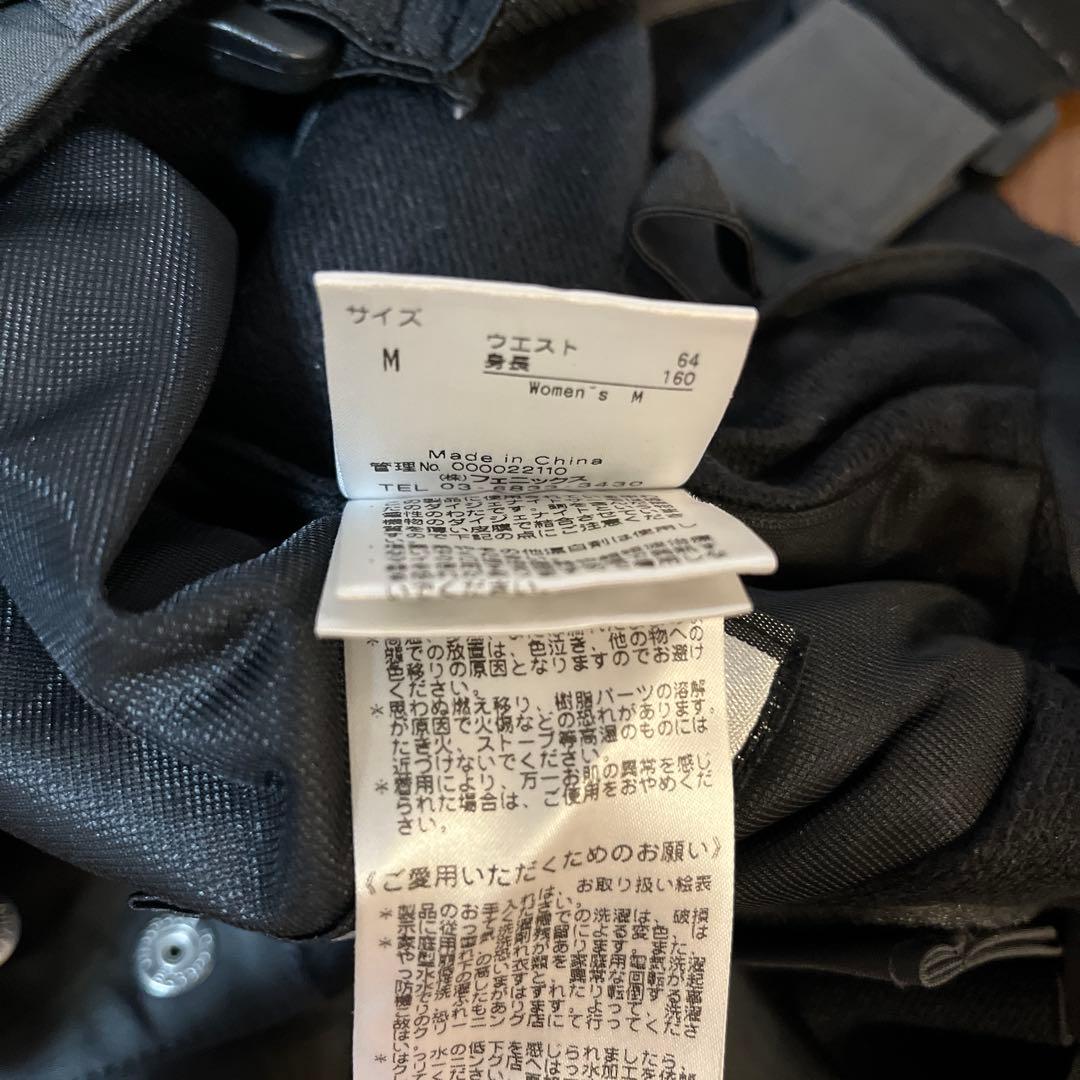 ホワイトジャケットとグレーサスペンダーパンツセット